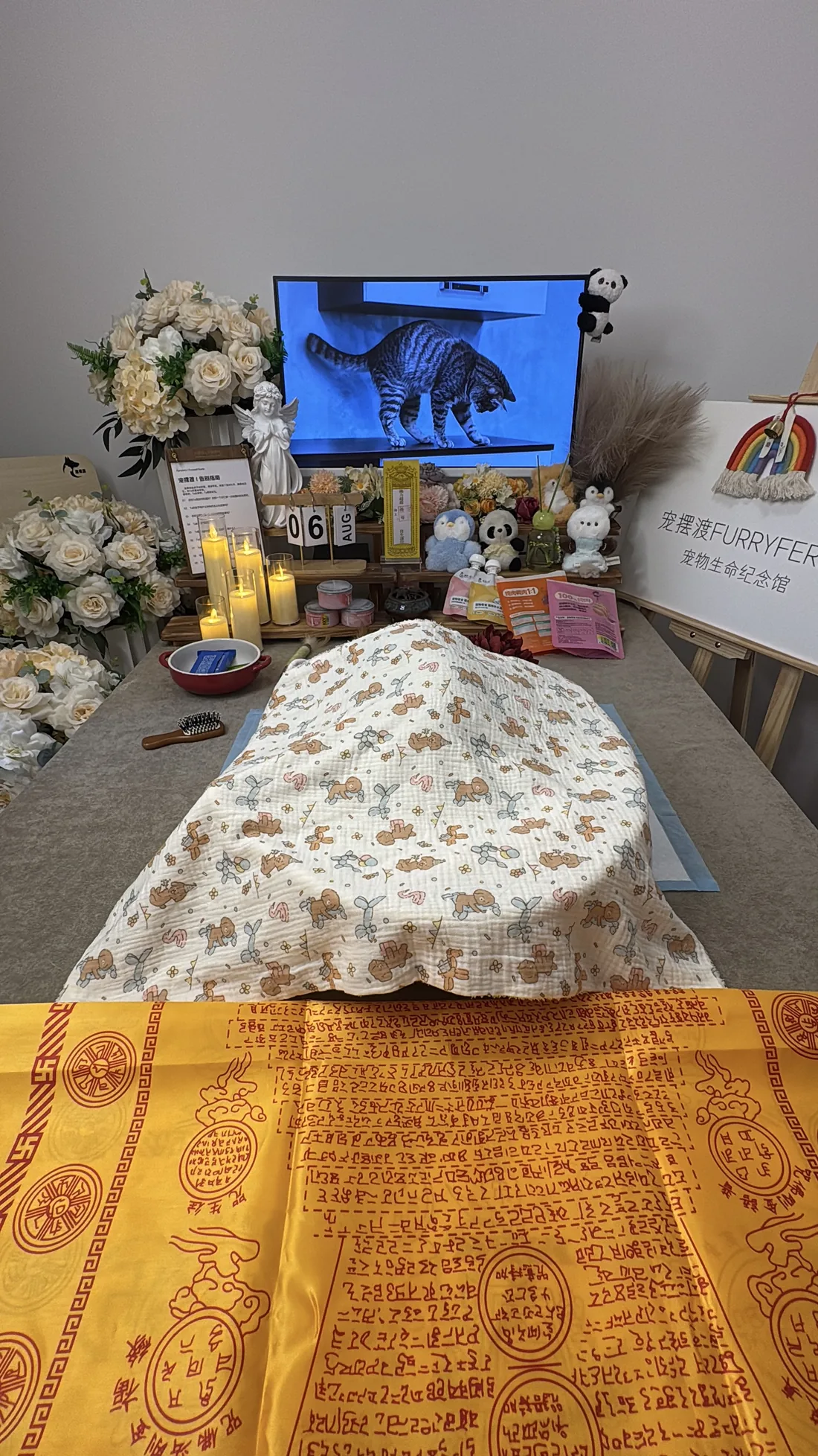 无锡宠物告别仪式中的鲜花与纪念照片